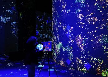 INFINITY DES LUMIЀRES AND WE LOVE ART JOIN FORCES TO CREATE THE ULTIMATE “GLOW IN THE DARK PAINTING” CLASS