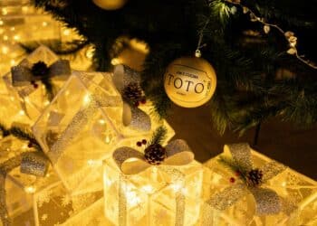 TOTÓ DUBAI UNVEILS BESPOKE CHRISTMAS TREE IN COLLABORATION WITH TEMPERLEY LONDON