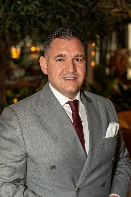 فريق عمل يجتمع في بيئة فندقية راقية، يعكس روح التعاون والثقافة الإيجابية في منتجع فاخر